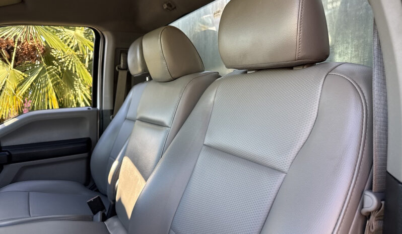 
								2017 Ford F-550 Super Duty full									