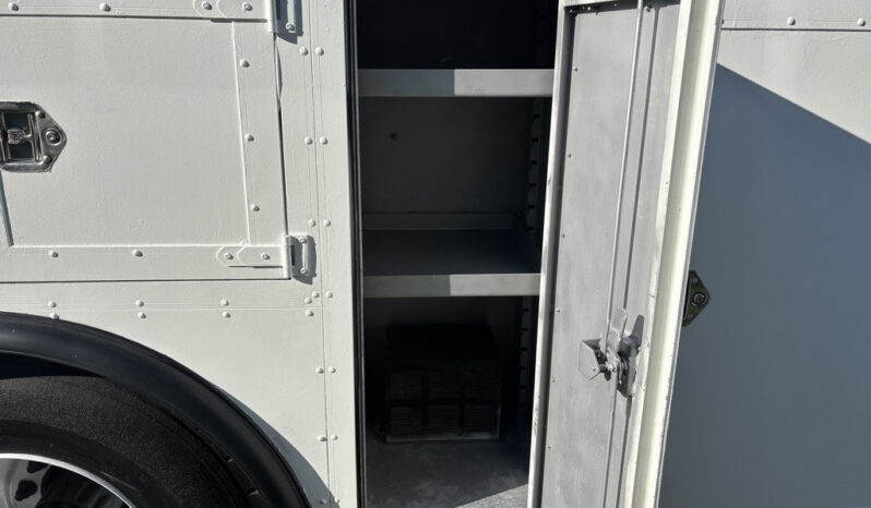 
								2005 Freightliner M2 106 full									