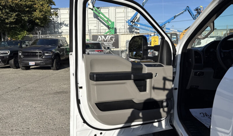 
								2017 Ford F-550 Super Duty full									