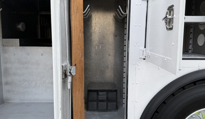 
								2005 Freightliner M2 106 full									