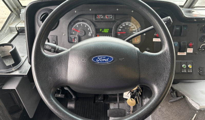 
								2011 Ford E-450 Super Duty full									