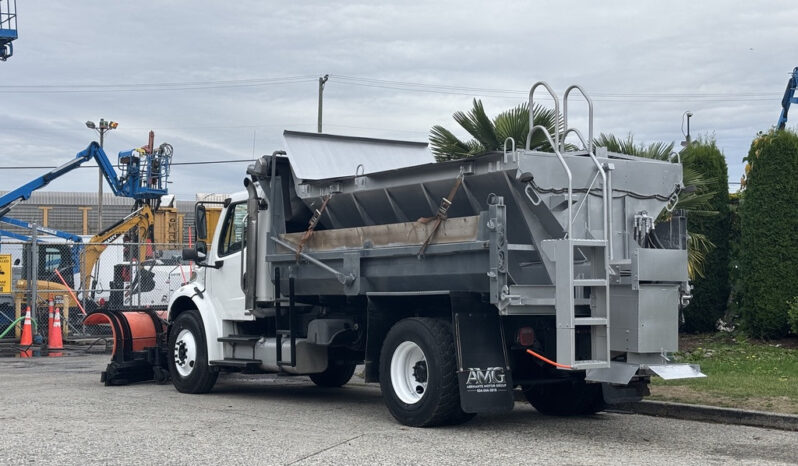
								2006 Freightliner M2 106 full									