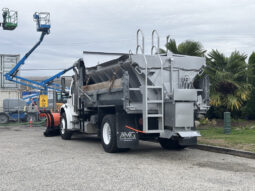 
										2006 Freightliner M2 106 full									