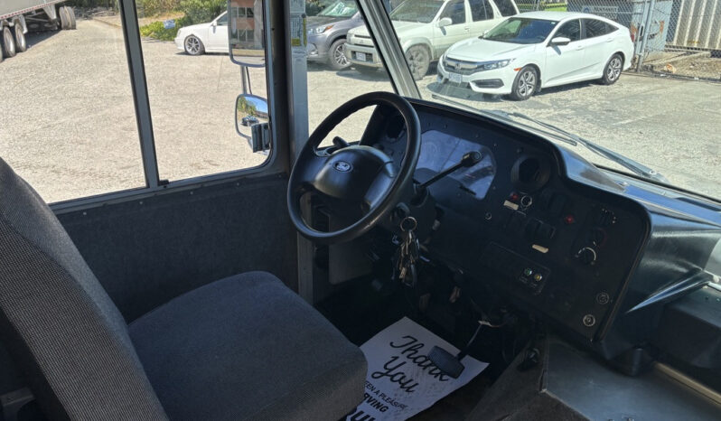 
								2011 Ford E-450 Super Duty full									