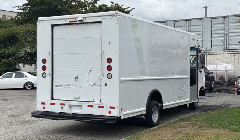 
								2011 Ford E-450 Super Duty full									