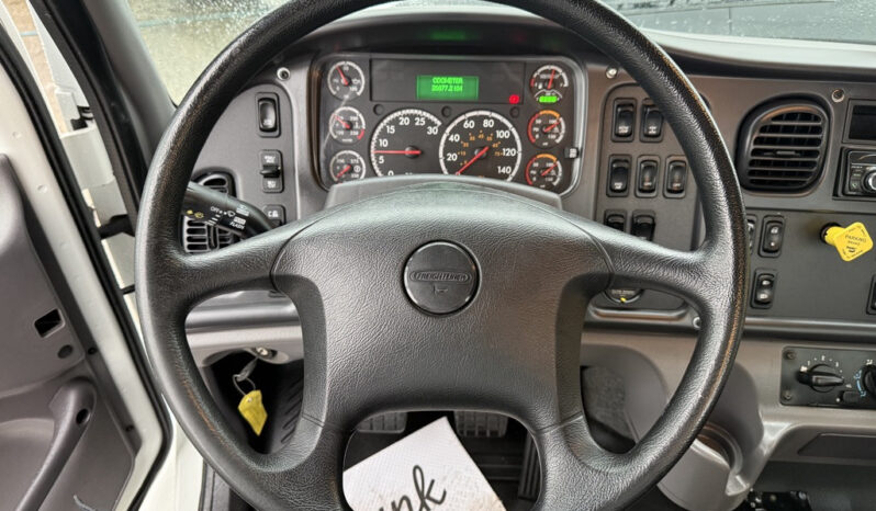 
								2016 Freightliner 108SD full									