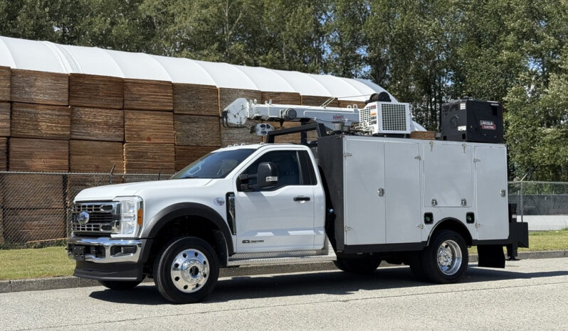 
								2023 Ford F-550 Super Duty full									