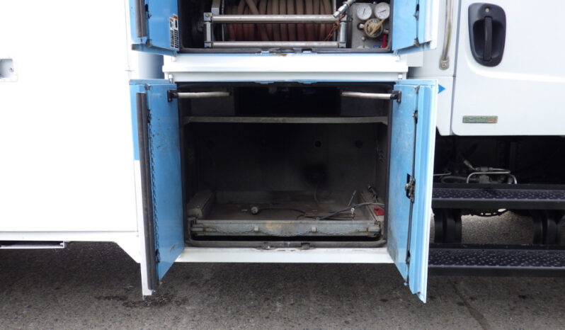 
								2006 Freightliner M2 106 full									
