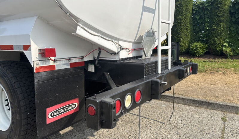 
								2010 Freightliner M2 106 full									