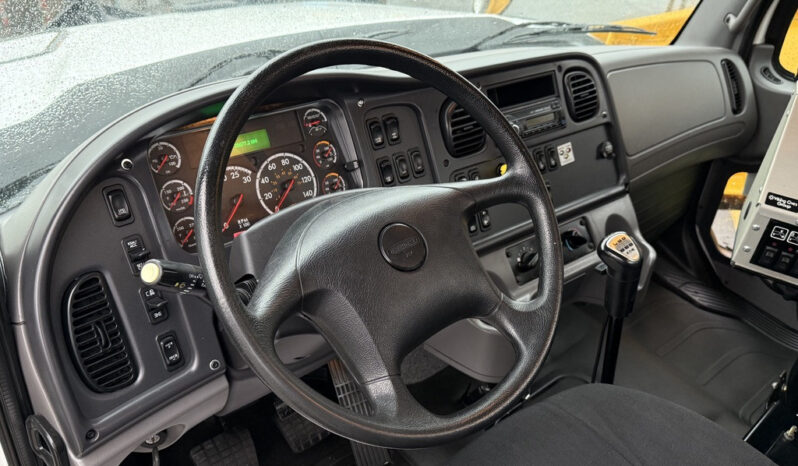 
								2016 Freightliner 108SD full									