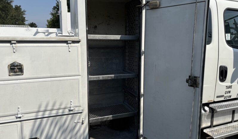 
								2004 Freightliner M2 106 full									