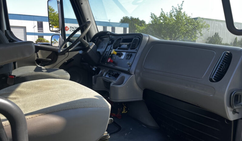 
								2004 Freightliner M2 106 full									