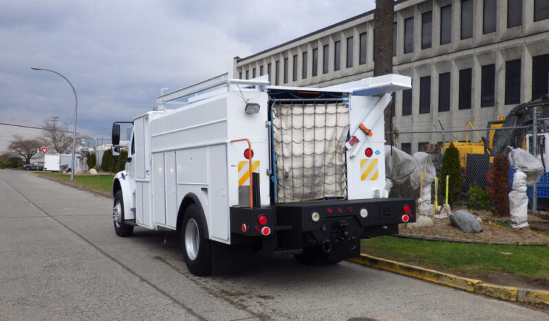 
								2006 Freightliner M2 106 full									