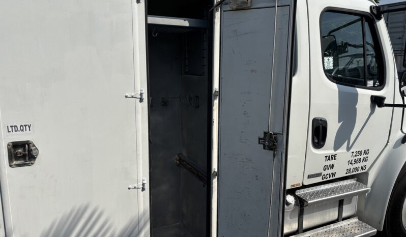 
								2004 Freightliner M2 106 full									
