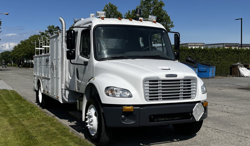 
								2004 Freightliner M2 106 full									